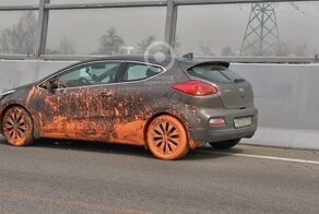 Цветное ДТП: грузовик растерял ведра с дорожной краской