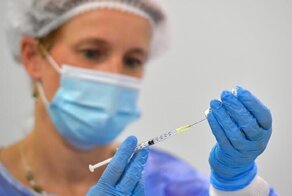 Медсестра-антиваксерша избавила пациентов от вакцинации