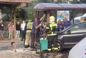В сети разместили видео тарана Шкодой остановки с людьми и его последствий