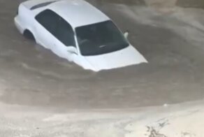 "Титаник - всё!": в Новосибирске автолюбитель утопил машину, пытаясь переплыть через лужу