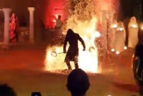 Удивительное огненное шоу действительно поражает