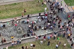 Жители Мурино сами уложили разрушенную рабочими плитку на месте возможного фуд-молла