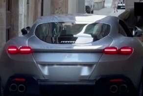 Не протиснулся: владелец Ferrari Roma застрял в итальянском переулке