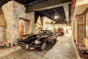 Под землей обычного с виду дома хозяева спрятали «тайный город» из 60-ых годов