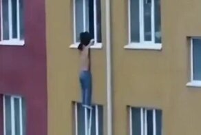 На Алтае женщина удерживала выпавшего из окна мужчину до приезда МЧС