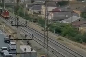 За секунду до трагедии: пьяный мужчина заснул на ж/д путях, но был спасён неравнодушными прохожими