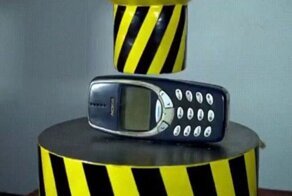  Гидравлический пресс против Nokia 3310