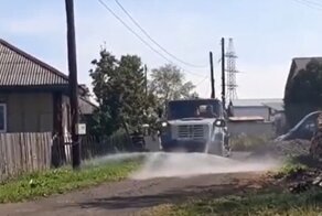 Выразили почтение: в российском городе перед визитом губернатора отмыли грунтовую дорогу