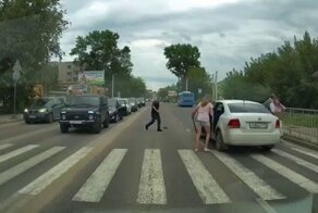 Залипла в телефон: глупый наезд на пешеходов в Тверской области
