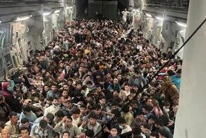 Американский транспортник эвакуировал 640 афганцев в Катар