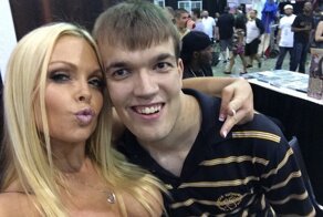 Porn Comicon: парень сфоткался со своими любимыми актрисами