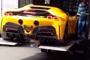 Доставщики уронили дорогущий Ferrari во время разгрузки в Бразилии
