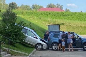 Приехала беда, откуда и не ждали: в Череповце на припаркованный автомобиль сверху съехала машина