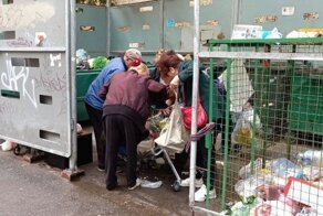 Лютая дикость! В Петербурге пенсионеры разобрали просроченные продукты из мусорки