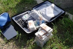 Бизнесмен забыл на улице чемодан с 15 млн рублей