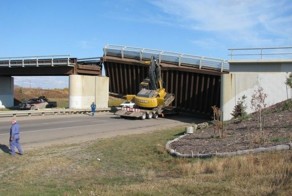 Экскаватор снес железнодорожный мост (5 фото)
