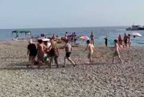 Туристы поймали контрабандиста на пляже, причалившего на лодке с наркотиками