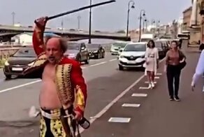 На набережной Лондона зажигает и отрывается по полной лихой рубака Королевы