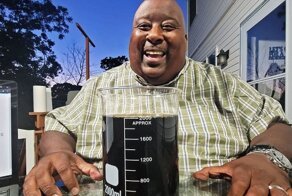 Мужчина выпил два литра содовой, установив мировой рекорд Гиннесса