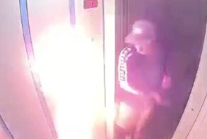 «Гады!»: в Ярославле компания парней подожгла лифт