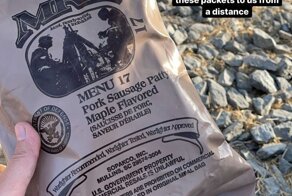 Американские военные раздали сухпайки со свининой афганским беженцам в аэропорту Кабула