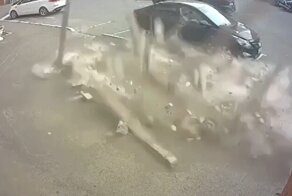 В сети появилось видео обрушения балкона, из-за которого пострадал ребёнок