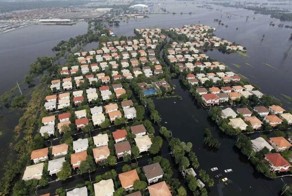 Из-за наводнения в Таиланде с крокодиловой фермы сбежали крокодилы (24 фото)