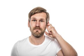 Опасно ли часто теребить уши, и какие причины вызывают эту привычку у детей и взрослых?