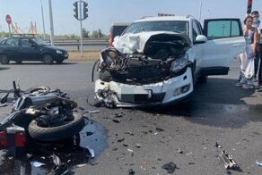 Авария дня. В Уфе мотоциклист влетел в кроссовер