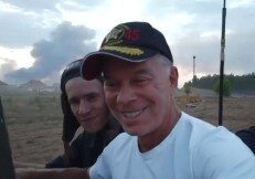 Олег Газманов прокатился на танках и отметил День российского флага на фоне горящего села