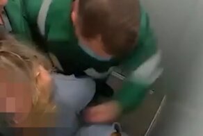 Санитары психбольницы жестоко избили пациентку в лифте