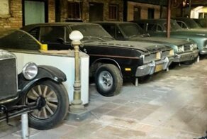 Бразильские подростки залезли в старый особняк и нашли коллекцию ретро-автомобилей