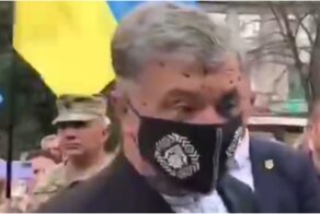 Порошенко облили зеленкой