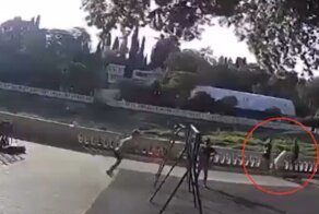 Мужчина на электросамокате сбил малыша рядом с детской площадкой и попытался скрыться