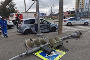 Авария дня. В Петербурге водитель минивэна проехал на "красный" и сбил группу пешеходов