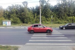 Мотоциклист остановился пропустить пешехода и остался без своего железного коня