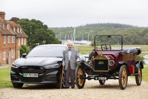 101-летний мужчина сел за руль электрического Ford, спустя 90 лет после того, как впервые проехал на Model T