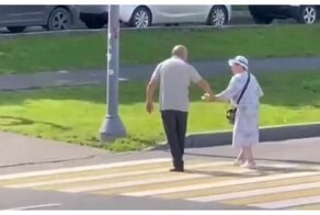 Автомобилист помог бабушке перейти дорогу