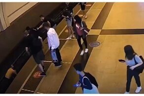 Неравнодушный москвич спас упавшего на рельсы в метро мужчину
