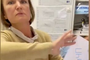 «Сдохни, тварь»: сотрудница «Почты России» обматерила клиентку и швырнула в нее посылкой
