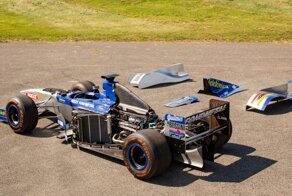 Гоночный болид Minardi, участвовавший в сезоне Формулы-1 1998 года, выставили на продажу