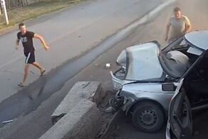 Авария дня. В Ростовской области водитель влетел в автобусную остановку и лишился уха