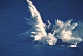 Американцы на учениях ракетами разнесли списанный фрегат