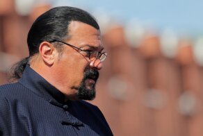 Власти США обвинили Стивена Сигала в пособничестве крипто-мошенникам