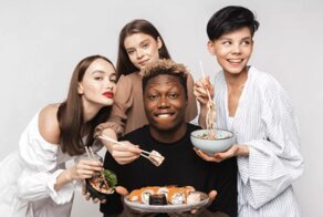 "Поясни за черного!": основатель "Мужского государства" затравил сети доставок за фото с темнокожими