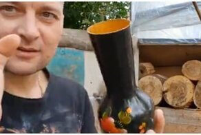 Мужчина метает в дерево самые разные предметы