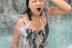 Девушка высмеивает стереотипные фотографии  Instagram
