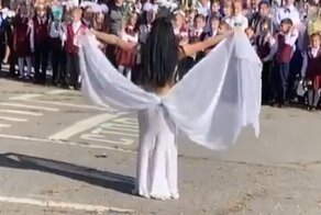 На линейке в честь Дня знаний первоклассникам Хабаровска показали танец живота
