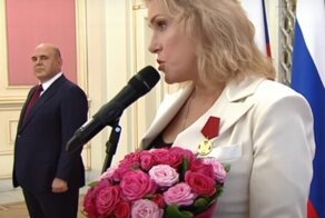 "Вирус бескультурья опаснее коронавируса": Мария Шукшина на церемонии награждения удивила Мишустина
