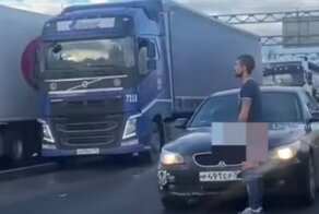 "BMW до хорошего не доведет!": в Питере полуголый водитель иномарки предался медитации посреди КАД